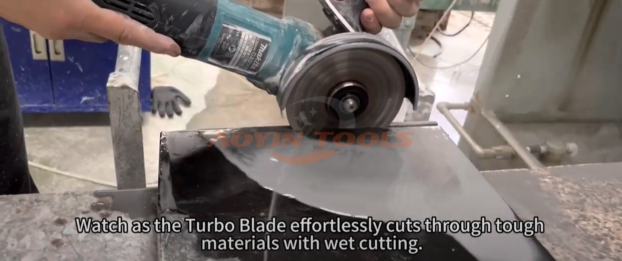 Démonstration de coupe à sec et humide avec une lame de scie turbo